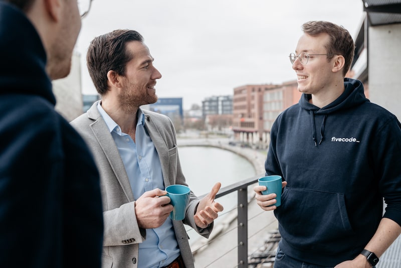 fivecode Mitarbeiter im Gespräch mit Kunden in Münster